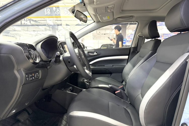 Used Kia kx1 Stonic 2026 Model 1.4L Sunroof Edition Interior 4