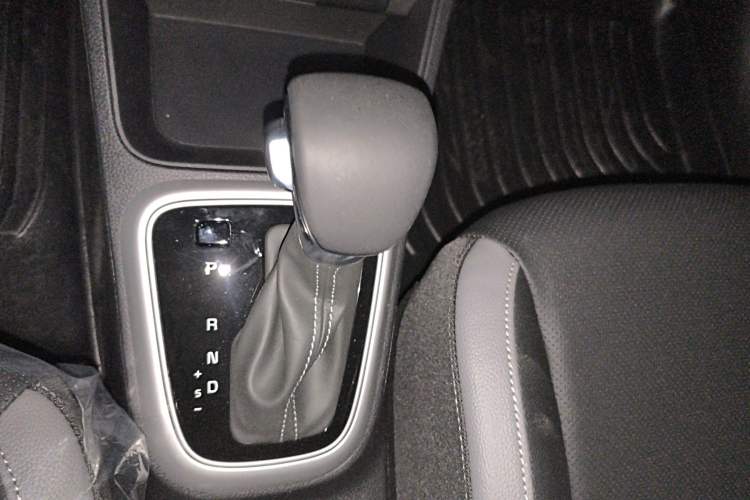 Used Kia kx1 Stonic 2026 Model 1.4L Sunroof Edition Gear Lever