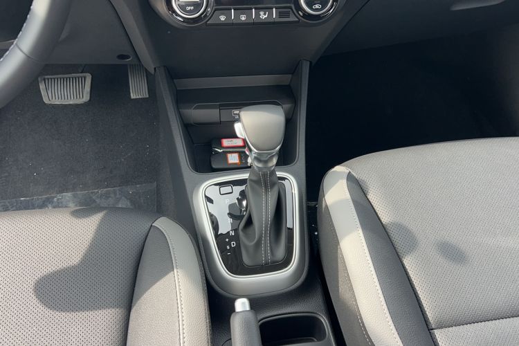 Used Kia kx1 Stonic 2026 Model 1.4L Sunroof Edition Gear Lever