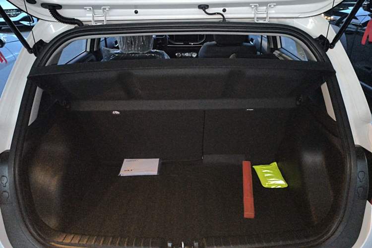 Used Kia kx1 Stonic 2026 Model 1.4L Sunroof Edition Trunk