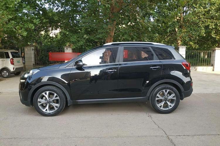 Used Kia KX3 2015 1.6L Automatic Two-Wheel Drive DLX Exterior 2