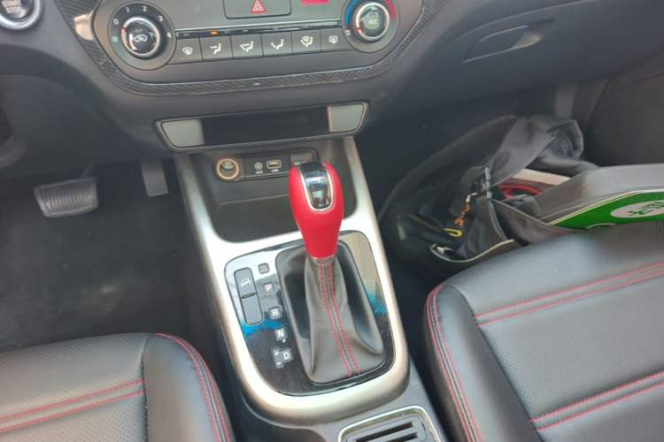 Used Kia KX3 2015 1.6T Automatic Two-Wheel Drive DLX Gear Lever