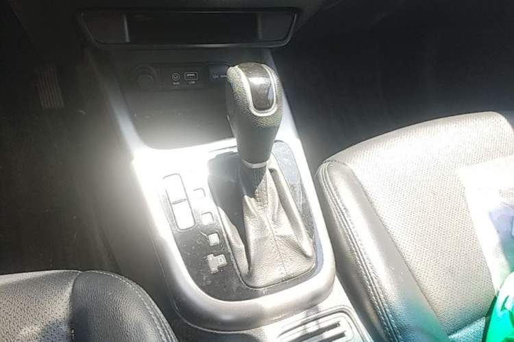 Used Kia KX3 2015 1.6L Automatic Two-Wheel Drive DLX Gear Lever