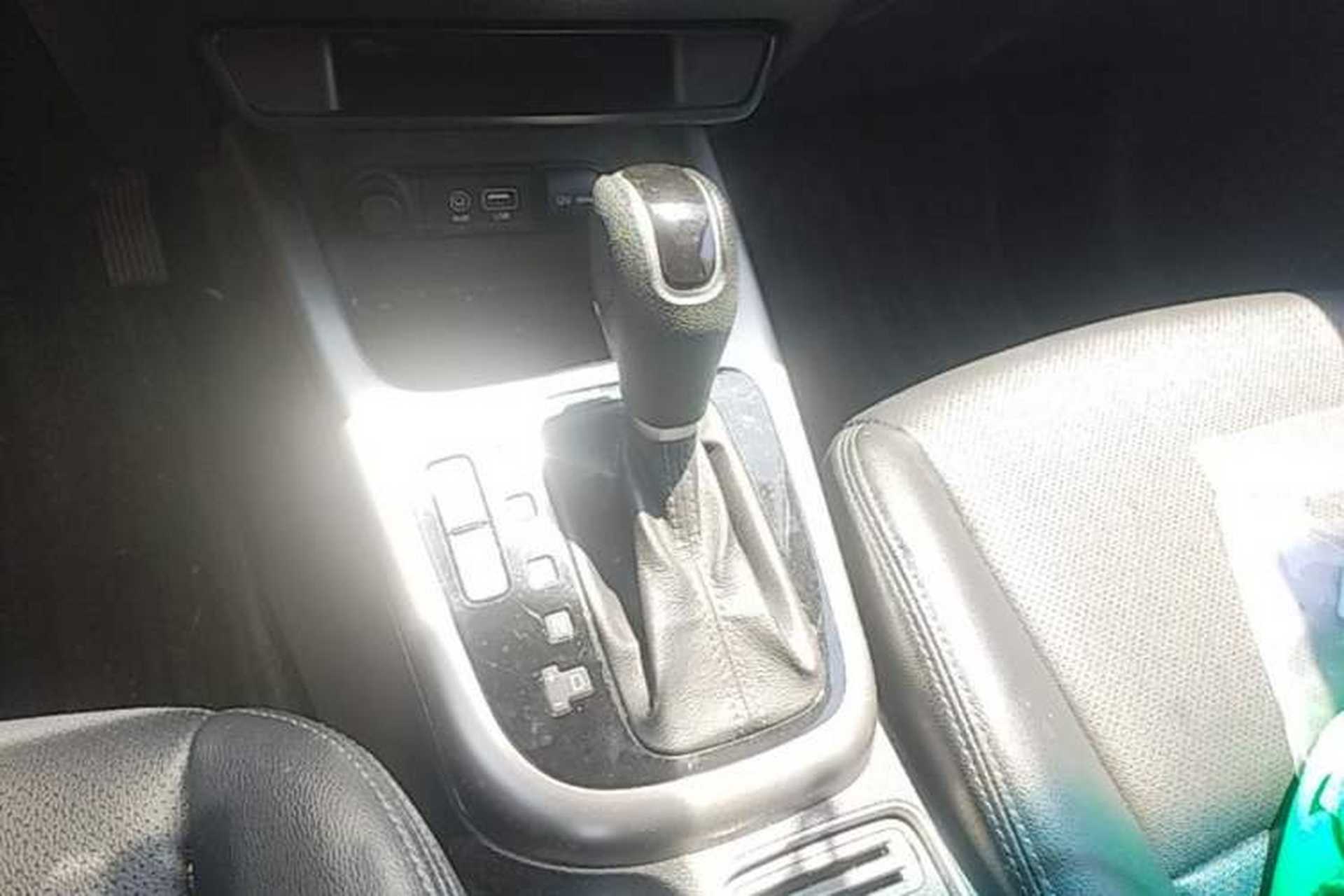 Used Kia KX3 2015 1.6L Automatic Two-Wheel Drive DLX Gear Lever
