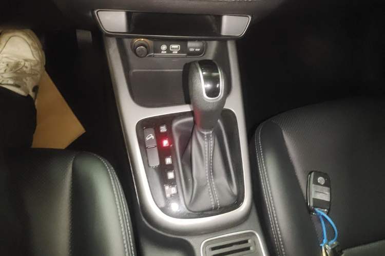 Used Kia KX3 2015 1.6L Automatic Two-Wheel Drive DLX Gear Lever