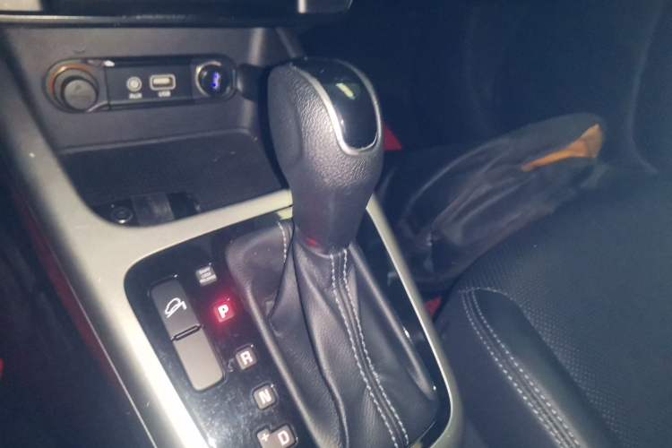 Used Kia KX3 2015 1.6L Automatic Two-Wheel Drive DLX Gear Lever