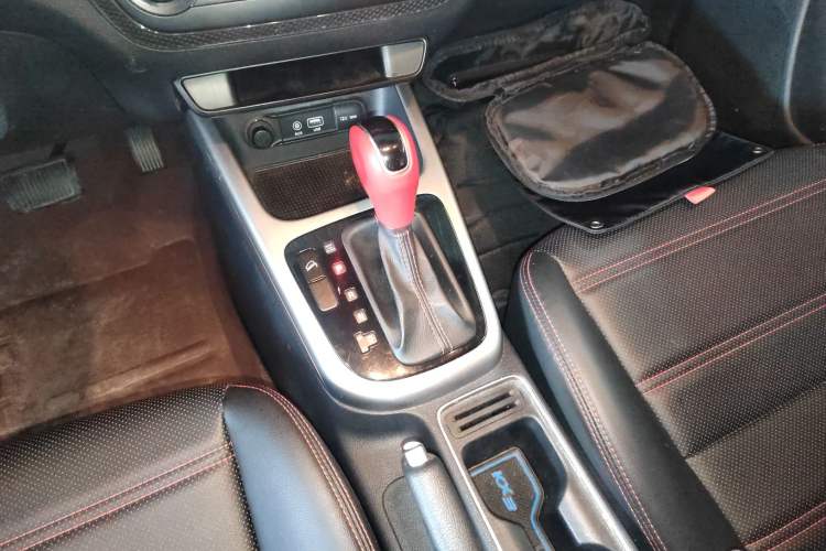 Used Kia KX3 2015 1.6T Automatic Two-Wheel Drive DLX Gear Lever