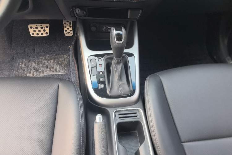 Used Kia KX3 2015 1.6L Automatic Two-Wheel Drive DLX Gear Lever