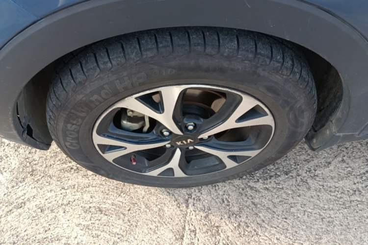 Used Kia KX3 2015 1.6T Automatic Two-Wheel Drive DLX Left Front Wheel Hub