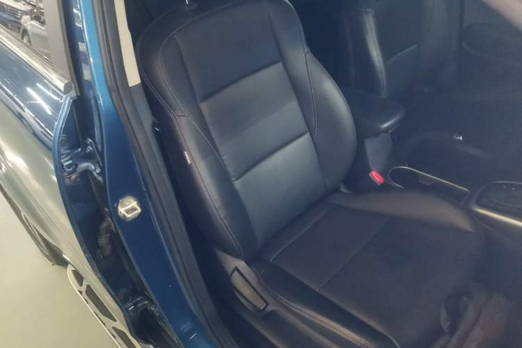 Used Kia KX3 2015 1.6L Automatic Two-Wheel Drive DLX Right Front Seat
