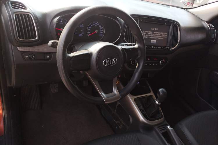 Used Kia KX3 2015 1.6L Manual Two-Wheel-Drive GLS Center Console