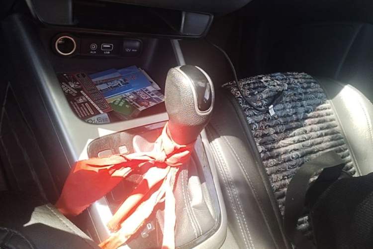 Used Kia KX3 2015 1.6L Automatic Two-Wheel Drive DLX Gear Lever