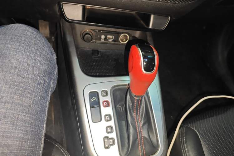 Used Kia KX3 2015 1.6L Automatic Two-Wheel Drive DLX Gear Lever