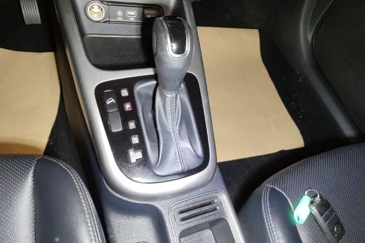 Used Kia KX3 2015 1.6L Automatic Two-Wheel Drive DLX Gear Lever