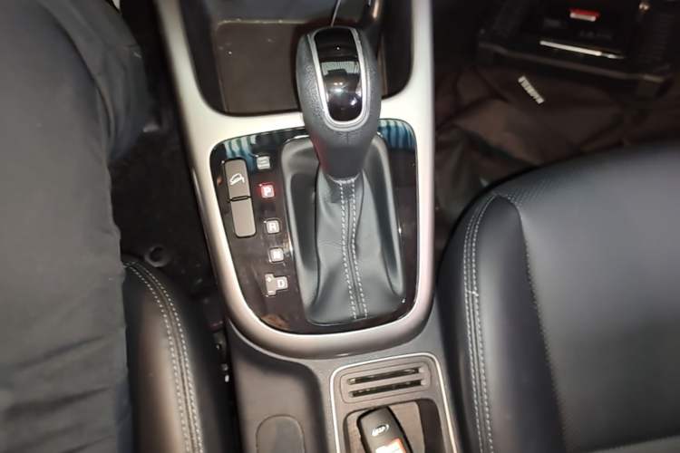 Used Kia KX3 2015 1.6L Automatic Two-Wheel Drive DLX Gear Lever