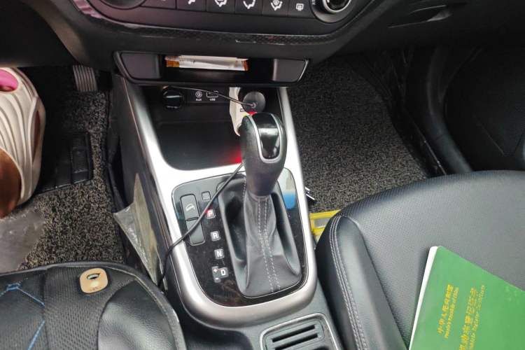 Used Kia KX3 2015 1.6L Automatic Two-Wheel Drive DLX Gear Lever
