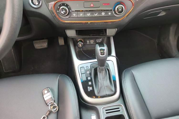 Used Kia KX3 2015 1.6L Automatic Two-Wheel Drive DLX Gear Lever