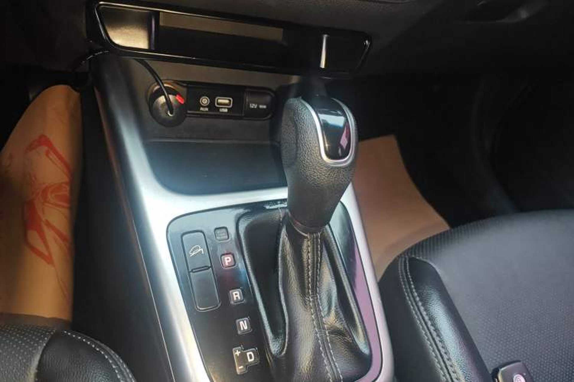 Used Kia KX3 2015 1.6L Automatic Two-Wheel Drive DLX Gear Lever