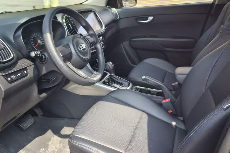 Used Kia KX3 2015 1.6L Automatic Two-Wheel Drive DLX Interior 2