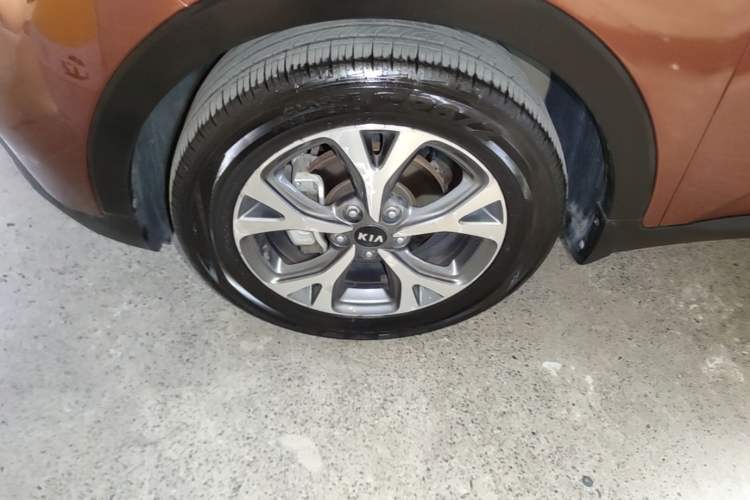 Used Kia KX3 2015 1.6L Automatic Two-Wheel Drive DLX Left Front Wheel Hub