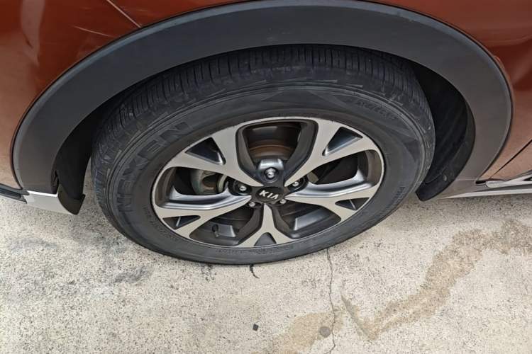 Used Kia KX3 2015 1.6L Automatic Two-Wheel Drive DLX Left Front Wheel Hub