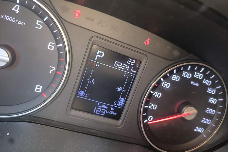 Used Kia KX3 2015 1.6L Automatic Two-Wheel Drive DLX Odometer Close Up