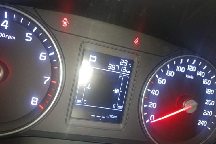 Used Kia KX3 2015 1.6L Automatic Two-Wheel Drive DLX Odometer Close Up