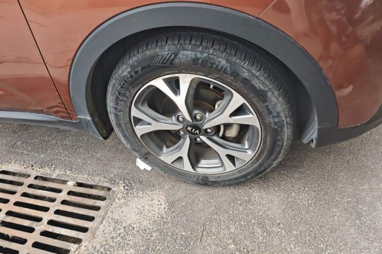 Used Kia KX3 2015 1.6L Automatic Two-Wheel Drive DLX Right Front Wheel Hub