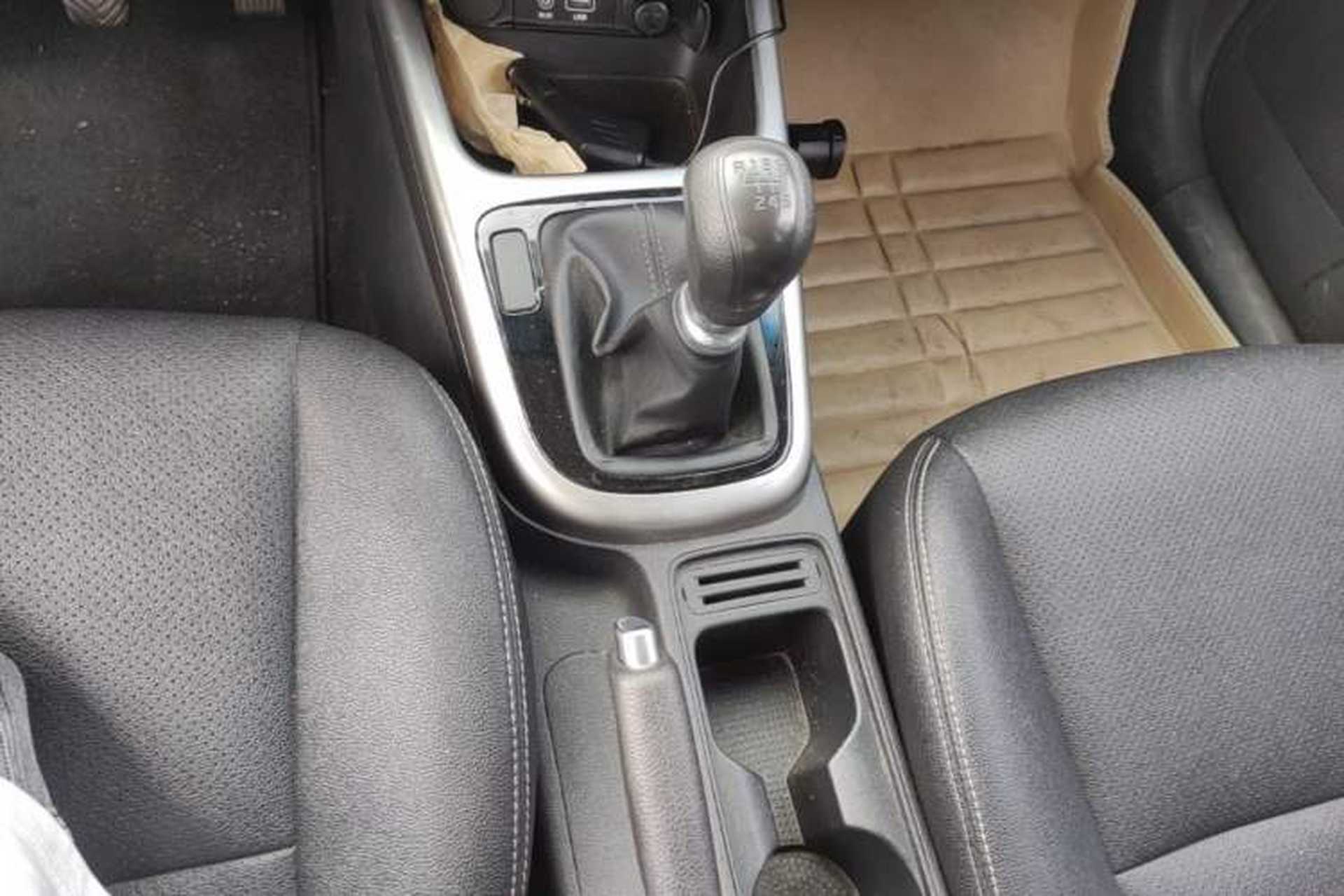 Used Kia KX3 2015 1.6L Manual Two-Wheel-Drive GLS Gear Lever