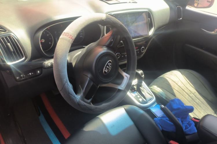 Used Kia KX3 2015 1.6L Automatic Two-Wheel Drive DLX Center Console
