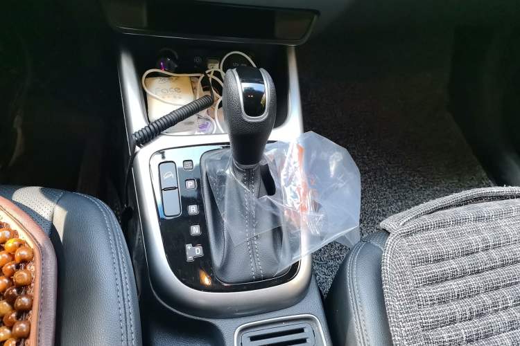 Used Kia KX3 2015 1.6L Automatic Two-Wheel Drive DLX Gear Lever