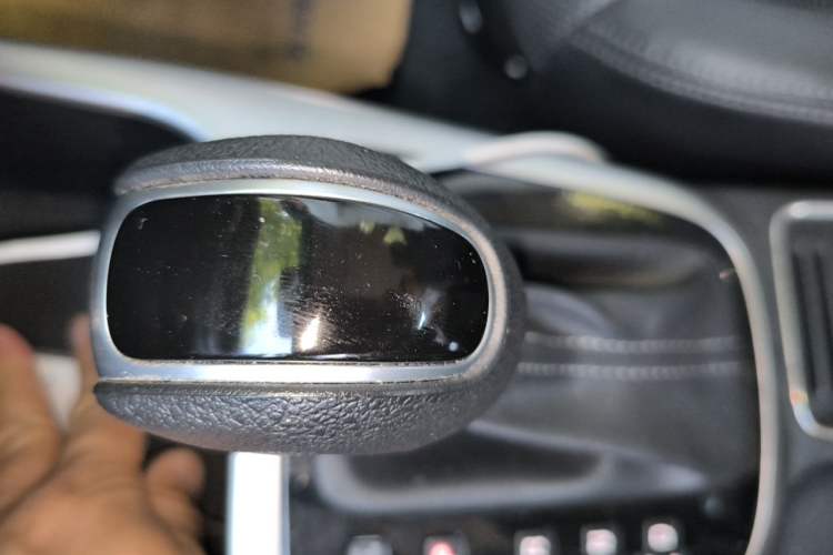 Used Kia KX3 2015 1.6L Automatic Two-Wheel Drive DLX Gear Lever
