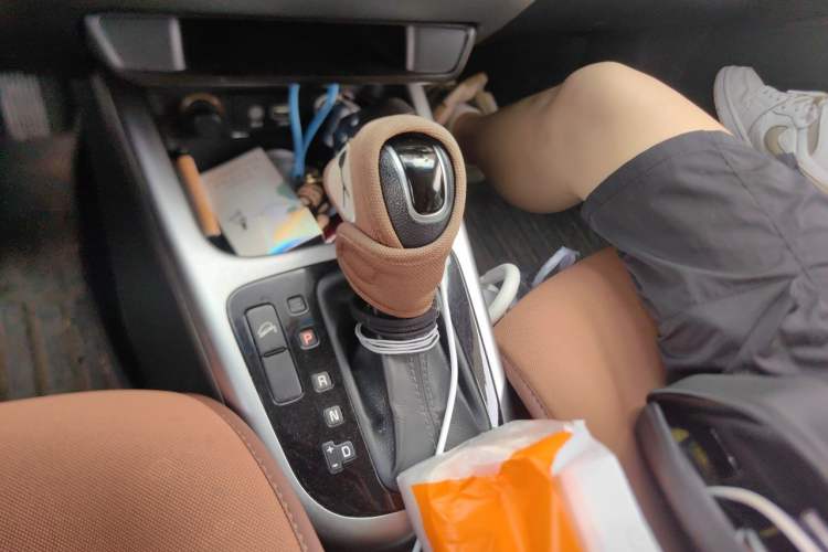 Used Kia KX3 2015 1.6L Automatic Two-Wheel Drive DLX Gear Lever
