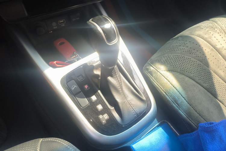 Used Kia KX3 2015 1.6L Automatic Two-Wheel Drive DLX Gear Lever