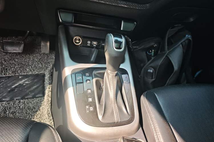Used Kia KX3 2015 1.6L Automatic Two-Wheel Drive DLX Gear Lever