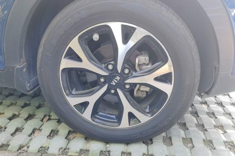 Used Kia KX3 2015 1.6L Automatic Two-Wheel Drive DLX Right Front Wheel Hub