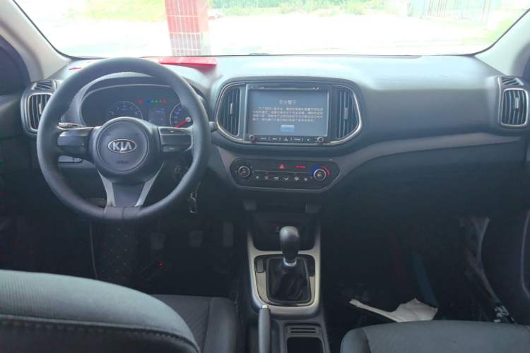 Used Kia KX3 2015 1.6L Manual Two-Wheel-Drive GLS Center Console