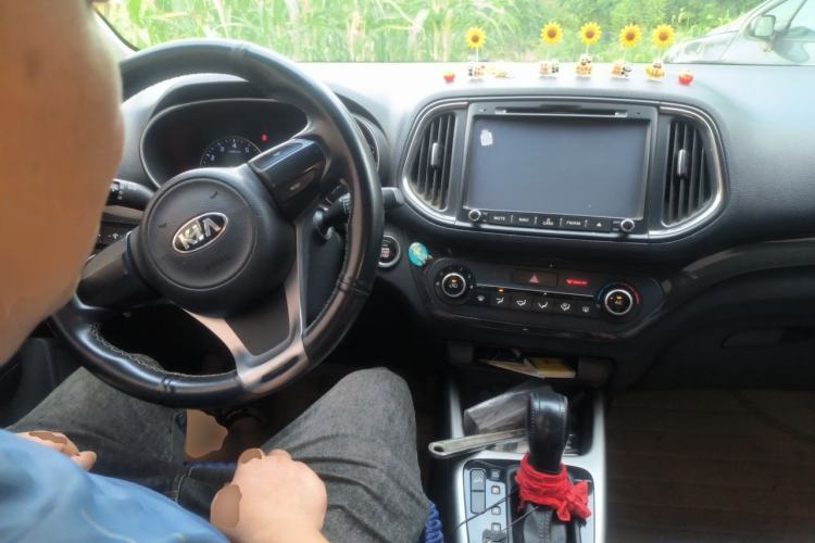 Used Kia KX3 2015 1.6L Automatic Two-Wheel Drive DLX Center Console