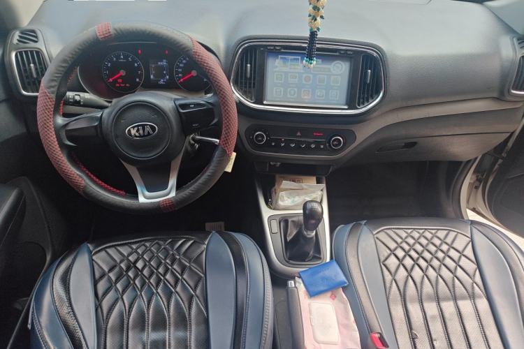 Used Kia KX3 2015 1.6L Manual Two-Wheel Drive GL Center Console