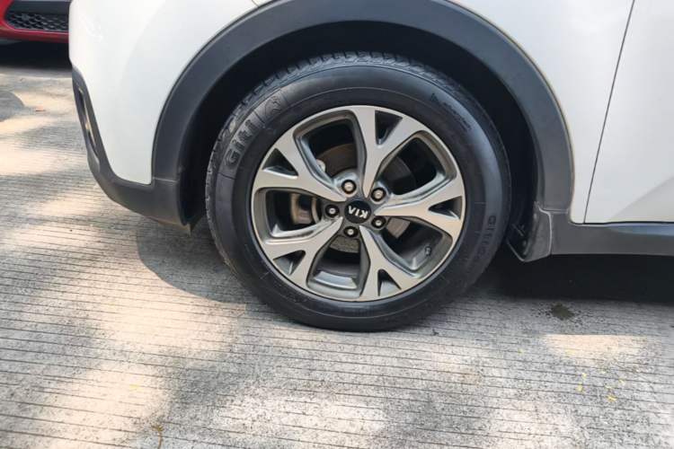 Used Kia KX3 2015 1.6L Automatic Two-Wheel Drive DLX Exterior 4