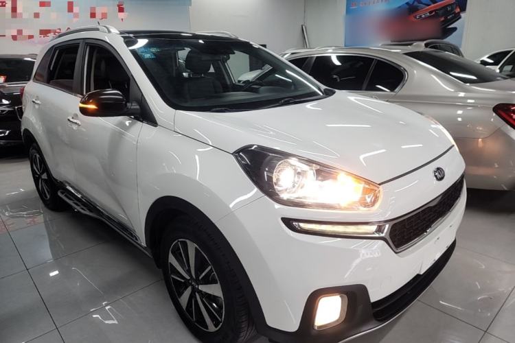 Used Kia KX3 2015 1.6T Automatic Two-Wheel Drive DLX Front Right 45 Deg