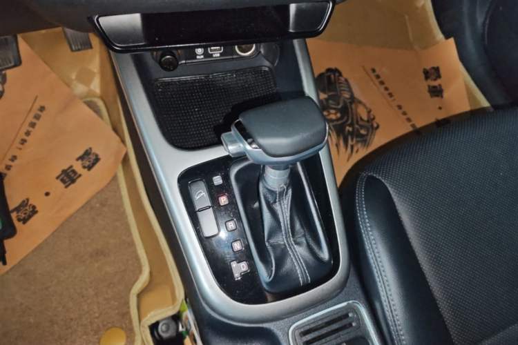 Used Kia KX3 2015 1.6L Automatic Two-Wheel Drive DLX Gear Lever