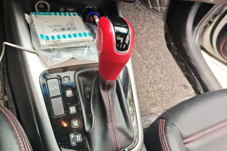 Used Kia KX3 2015 1.6T Automatic Two-Wheel Drive DLX Gear Lever