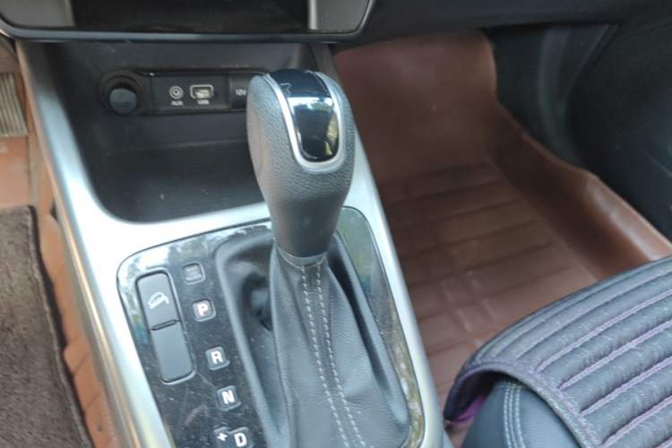 Used Kia KX3 2015 1.6L Automatic Two-Wheel Drive DLX Gear Lever