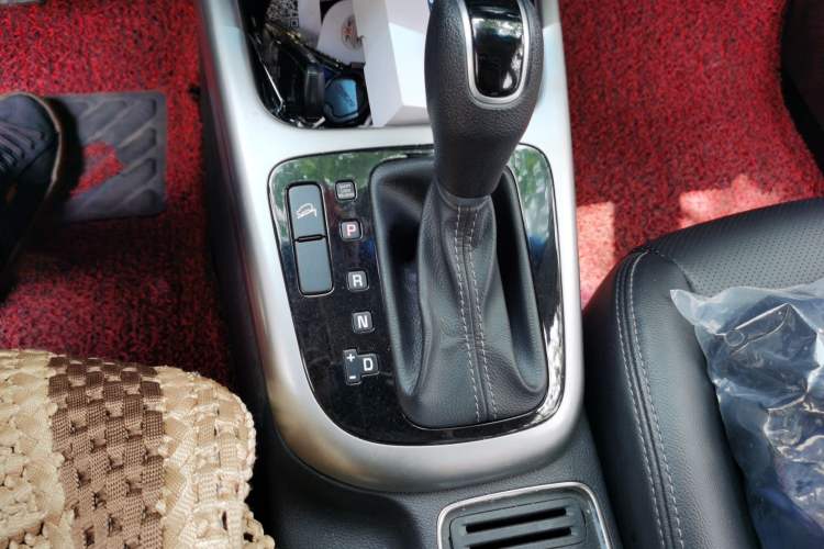 Used Kia KX3 2015 1.6L Automatic Two-Wheel Drive DLX Gear Lever
