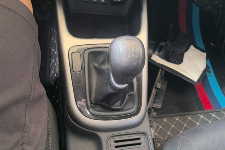 Used Kia KX3 2015 1.6L Manual Two-Wheel-Drive GLS Gear Lever