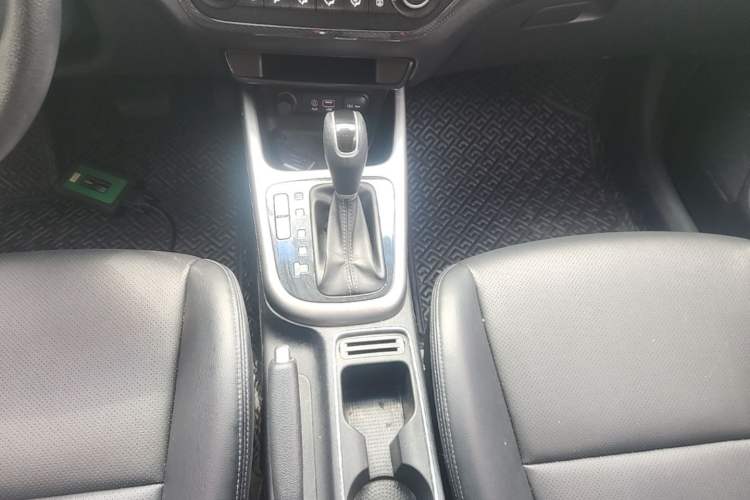 Used Kia KX3 2015 1.6L Automatic Two-Wheel Drive DLX Gear Lever