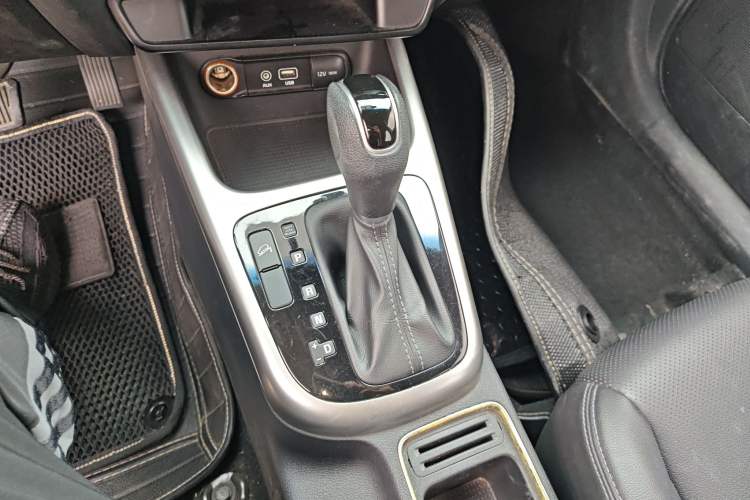 Used Kia KX3 2015 1.6L Automatic Two-Wheel Drive DLX Gear Lever