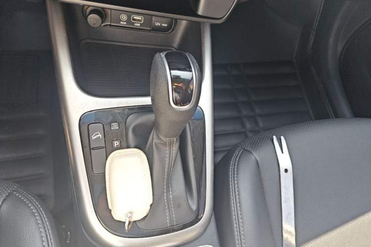 Used Kia KX3 2015 1.6L Automatic Two-Wheel Drive DLX Gear Lever