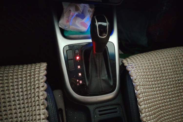 Used Kia KX3 2015 1.6L Automatic Two-Wheel Drive DLX Gear Lever